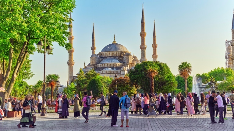 Руските туристи очакват да тръгнат към Турция